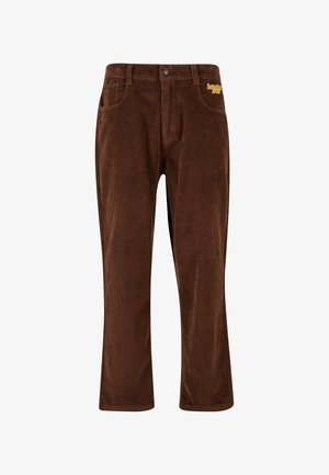 Pantalones de pana marrones con canalones verticales, que cuentan con un cierre de botón, cinco bolsillos y un acento de logo naranja en el bolsillo delantero.