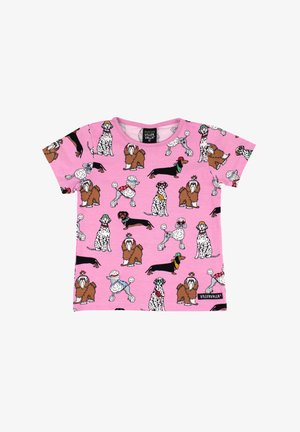 Roze kinder T-shirt met korte mouwen met herhalende patronen van verschillende hondenrassen die accessoires dragen zoals hoeden en halsbanden.