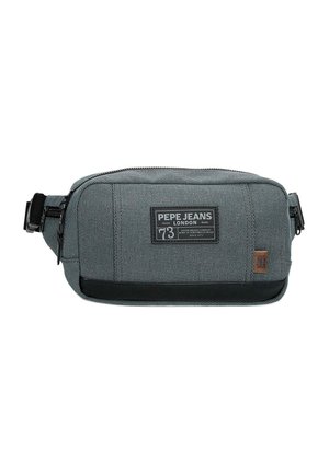 Riñonera gris de Pepe Jeans con etiqueta negra frontal y cierre de cremallera, correa lateral ajustable y pequeño parche de la Union Jack en la esquina frontal.