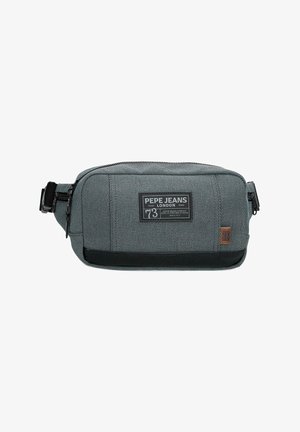 Riñonera gris de Pepe Jeans con etiqueta negra frontal y cierre de cremallera, correa lateral ajustable y pequeño parche de la Union Jack en la esquina frontal.