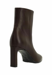 Brauner Leder-Stiefeletten mit glatter Oberfläche, hohem Absatz und taillierter Form. Besitzt eine gedämpfte Farbe und ein elegantes Design ohne zusätzliche Akzente.