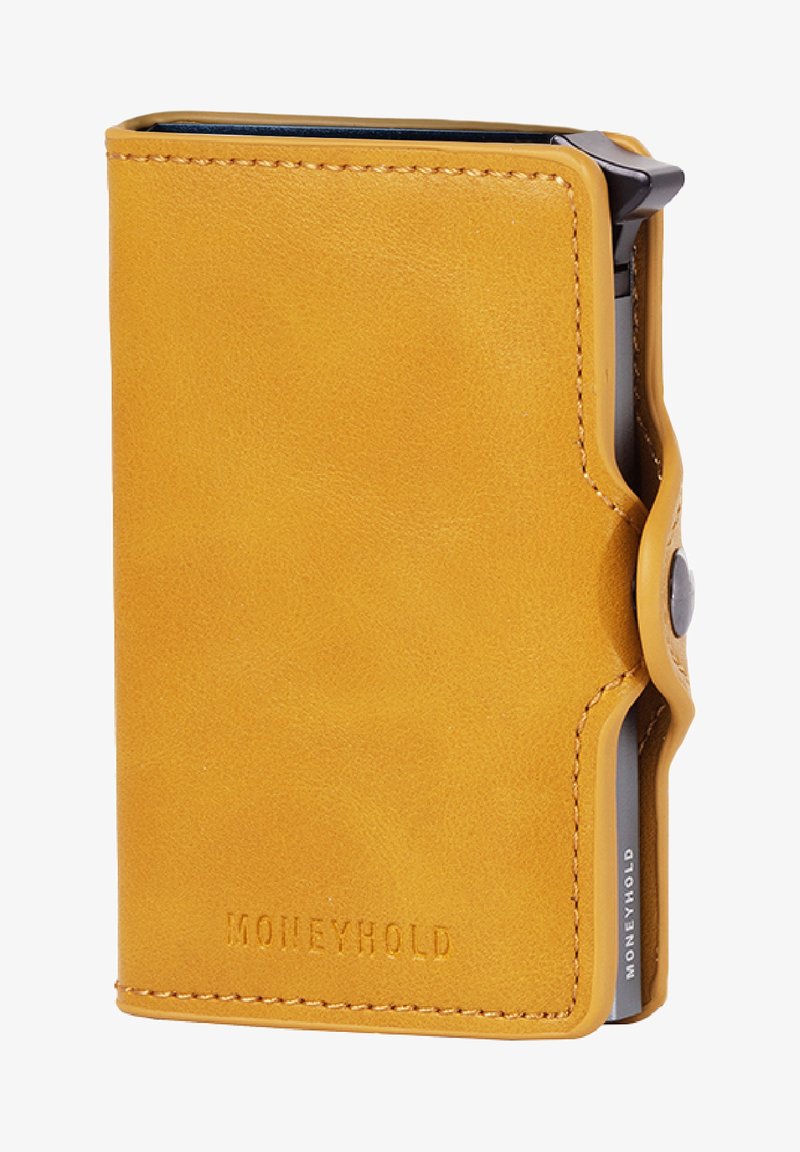 Żółty skórzany portfel o gładkiej fakturze, z zapięciem na zatrzask, wytłoczonym logo "MONEYHOLD" oraz eleganckim designem do przechowywania kart.
