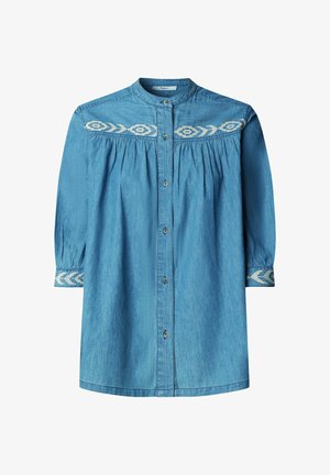 Blauw denim overhemd met lange mouwen en ronde kraag, witte geometrische borduring op de borst en manchetten, en een knoopsluiting aan de voorkant.