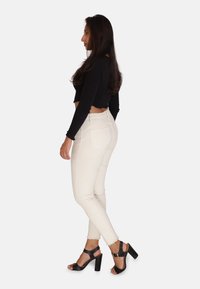 Elara PUSH UP HIGHWAIST - Jeans slim fit - beige