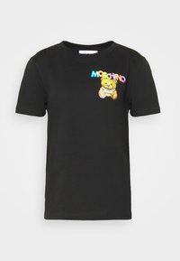 Maglietta nera in cotone con maniche corte, con un logo colorato "MOSCHINO" e una grafica di un orso dei cartoni animati sul lato sinistro del petto.