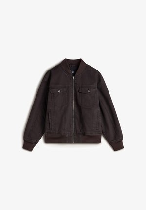 Braune Bomberjacke mit geripptem Kragen und Bündchen. Verfügt über zwei Brusttaschen mit Knopfverschlüssen und seitlichen Reißverschlusstaschen. Glatte Stofftextur.