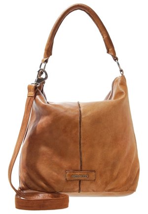 Sac bandoulière en cuir marron doux avec une seule poignée, une longue bandoulière amovible, une couture verticale et une petite étiquette "FREDsBRUDER" sur le devant.