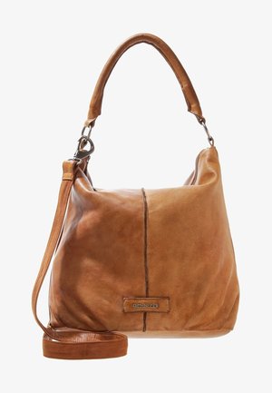 Miękka brązowa skórzana torba na ramię z jednym uchwytem, odpinanym długim paskiem, pionowym szwem oraz małą metką "FREDsBRUDER" z przodu.