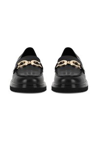 Čierne kožené mokasíny s hladkým povrchom, s zlatými kovovými doplnkami v kruhovom tvare a textúrovanou gumovou podrážkou pre lepšiu priľnavosť.