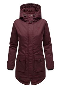 Giacca impermeabile color marrone scuro con cappuccio, cerniera e chiusure a scatto. Presenta due tasche sul petto e due tasche a toppa inferiori, con una trama liscia.