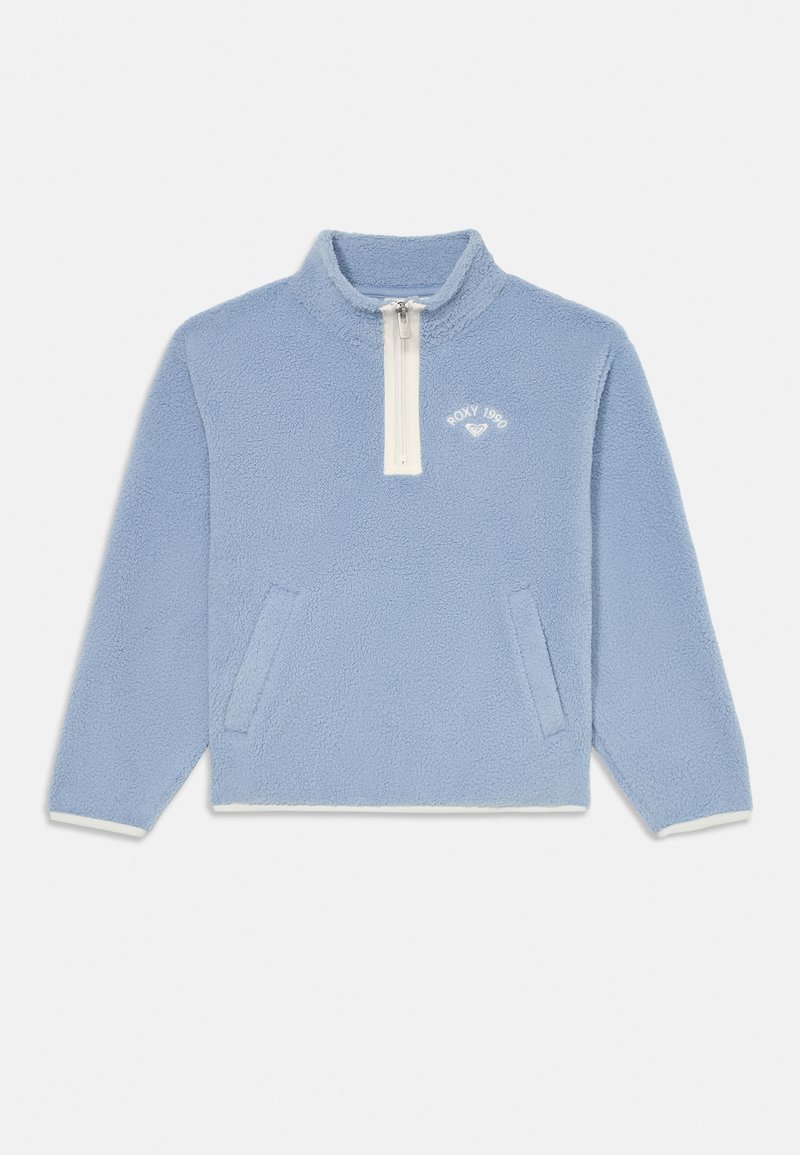 Svetlo modra flis pulover s pol zadrgo, ki ima dva stranska žepa in belo logotipsko besedilo. Mehek material, srednje dolge rokave in ribane manšete.