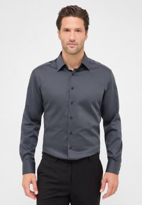 Camicia grigia a maniche lunghe con bottonatura, caratterizzata da una texture liscia e colletto, con bottoni neri lungo la parte anteriore e un fit sartoriale.