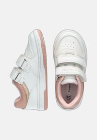 Sneakers bianchi con dettagli rosa. Caratterizzati da due cinturini in velcro, punta perforata, parte superiore in materiale sintetico, suola in gomma testurizzata e dettaglio del logo.