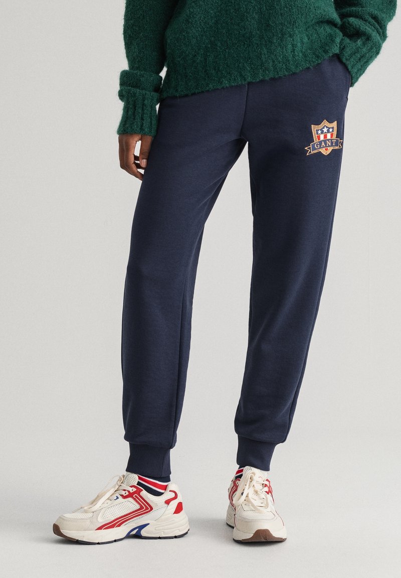 GANT BANNER SHIELD Tracksuit bottoms evening blue/dark blue Zalando.de