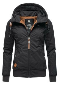 Zwarte geïsoleerde jas met een faux fur-voering in de capuchon, bruine leren accenten en een rits aan de voorkant. Inclusief ribgebreide manchetten en zoom.