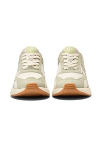 Sneaker verde chiaro e crema realizzate in suede e mesh, con suola in gomma e lacci, arricchite da un piccolo logo sulla linguetta.