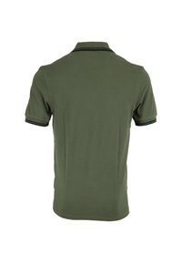 Polo à manches courtes en coton vert olive avec une texture uniforme, présentant des accents noirs sur le col et les poignets.