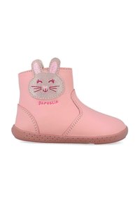 Botín de cuero rosa a la altura del tobillo con un parche de cara de conejo, detalles bordados y una suela flexible con pequeños puntos de agarre redondos.