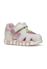 Sandalia para niño pequeño en blanco y rosa con diseño recortado, decoración de fresa brillante y cierre de velcro sobre fondo blanco.