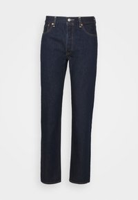 Dunkelblaue Denim-Jeans mit geradem Schnitt, ausgestattet mit einem Knopfverschluss, Gürtelschlaufen und gelb-orangefarbenen Nähten an Taschen und Nähten.