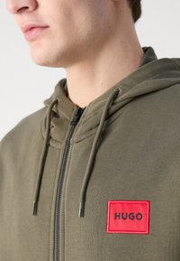 HUGO DAPLE - Majica s kapuljačom i patentnim zatvaračem - dark beige