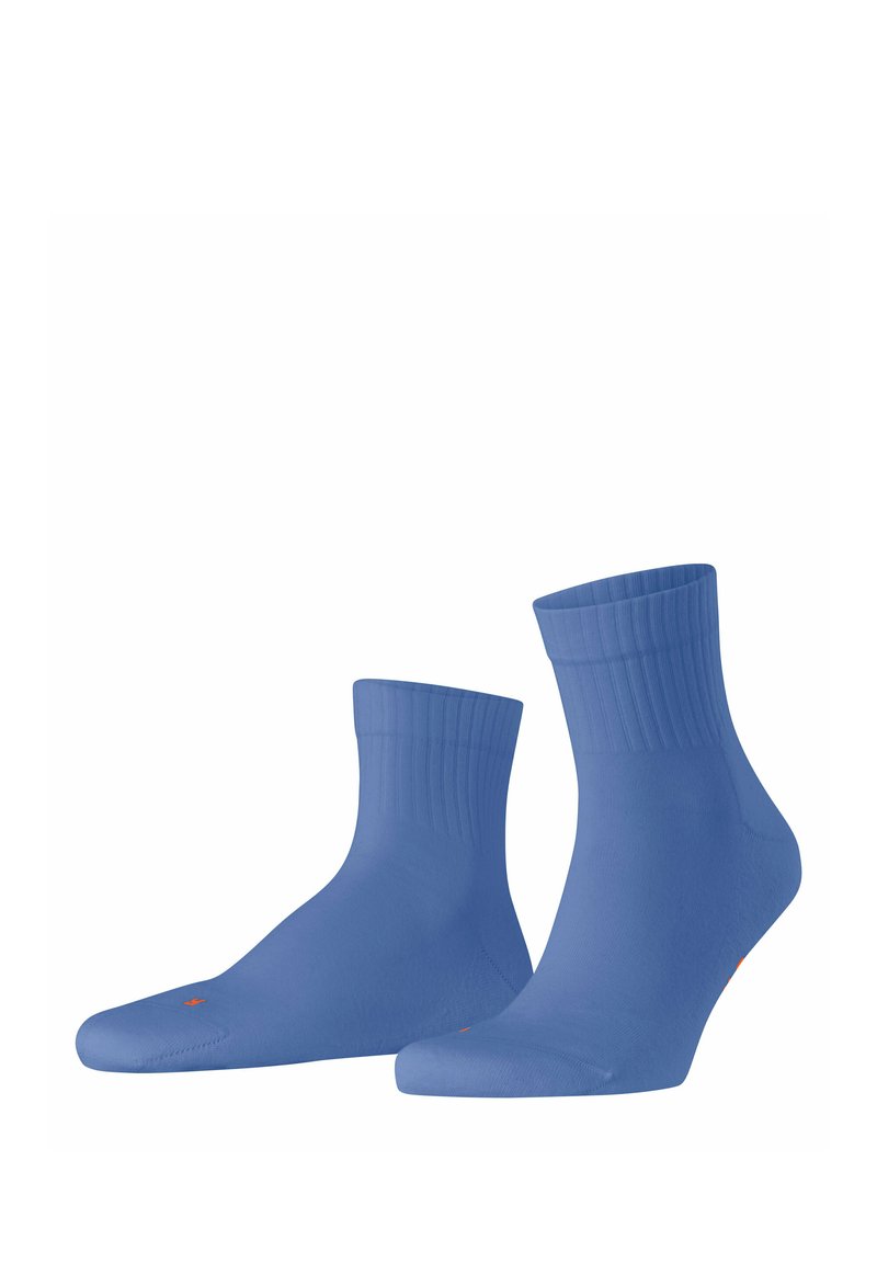 Chaussettes de cheville en coton bleu avec des bords côtelés et une texture lisse. Présente un petit logo orange près du orteil.