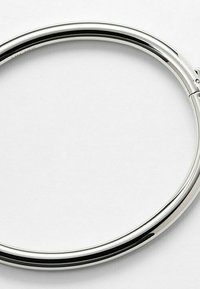 Bracciale in metallo argentato con superficie liscia e lucidata, forma circolare e meccanismo di chiusura sicuro. Nessun motivo o accento visibile.