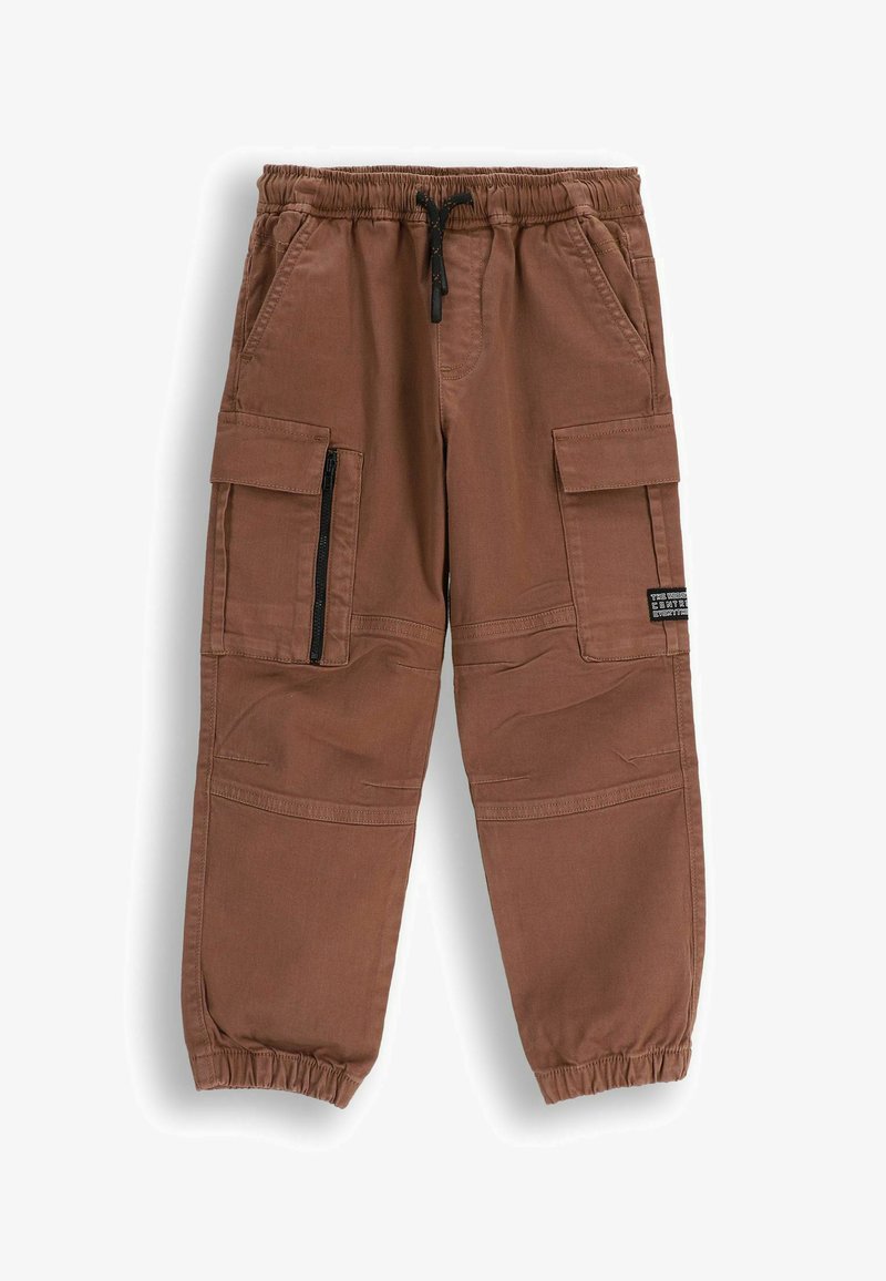 Brązowe spodnie cargo z elastycznym paskiem w talii, detalami w postaci sznurka, wieloma kieszeniami oraz elastycznymi mankietami przy kostkach. Wykonane z trwałego materiału.