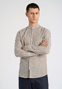 Camicia a maniche lunghe a righe in marrone e bianco, realizzata in tessuto con una finitura strutturata, con colletto a banda e chiusura con bottoni.