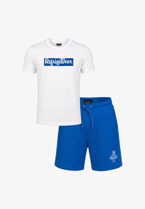Maglietta bianca a maniche corte con logo blu "RefrigiWear" abbinata a pantaloncini blu con coulisse e piccolo logo bianco sulla gamba sinistra.