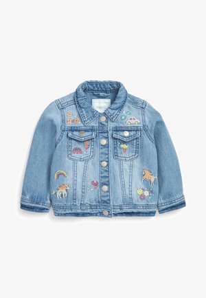 Børns lyseblå denimjakke med broderede patches med blomster, bil, regnbue og enhjørning samt sølv-snapknapper foran.