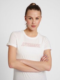 T-shirt blanc à manches courtes avec un logo "HUMMEL" rose sur la poitrine. Tissu doux et léger avec une coupe ajustée.