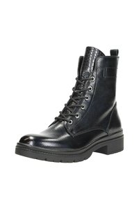 Zwarte leren veterschoenen voor de enkel met een gestructureerd patroon op de tong, een chunky zool en een trekhaak aan de achterkant.