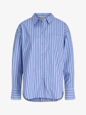 Lyseblå langermet skjorte med knapper, tynne vertikale svarte striper, spiss krage, brystlomme og knappede mansjetter.