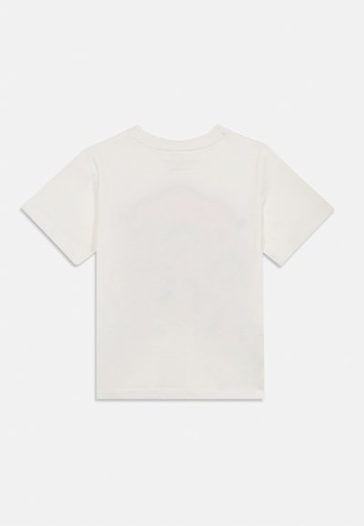 Biele krátke tričko s krátkym rukávom vyrobené z bavlny. Má okrúhly výstrih a jemnú textúru. Zadná časť je jednoduchá, bez vzorov alebo grafiky.