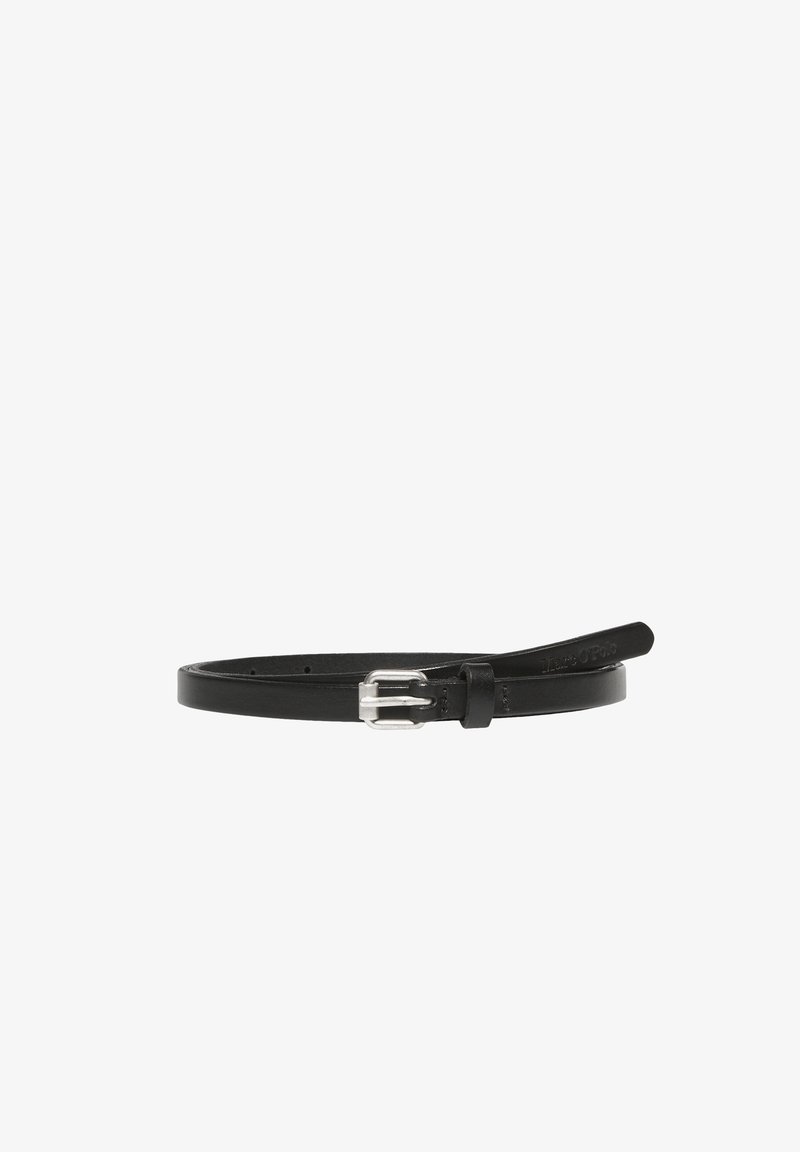 Ceinture fine en cuir noir avec petite boucle argentée et plusieurs trous de réglage, enroulée en cercle plat sur fond blanc.