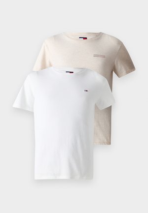 Kaksi t-paitaa: yksi valkoinen ja yksi vaaleanbeige. Molemmissa on lyhyet hihat, pyöreät kaula-aukot ja pieni logo rinnassa. Puuvillakangasta.