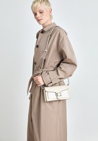 Unselected, offwhite