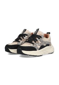 Zapatillas con un cuerpo de malla beige, acentos de ante negro y un panel lateral brillante dorado. La suela blanca gruesa y los cordones negros completan el diseño.