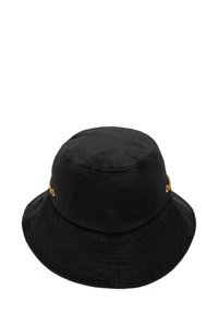 Czarny kapelusz typu bucket z korduroju, z okrągłą koroną i szerokim rondem, ozdobiony dwoma złotymi metalowymi akcentami po boku. Miękka struktura.