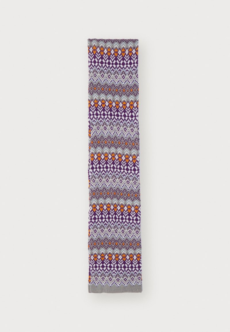 Écharpe en tricot pliée avec des motifs géométriques et floraux en violet, gris, blanc et orange sur un fond clair.