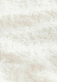 Tessuto bianco testurizzato con lunghe fibre morbide che creano un aspetto soffice. Base leggermente traslucida con un effetto a strati e piumoso.