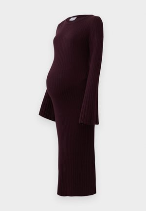 Robe de maternité côtelée en bordeaux profond, avec de longues manches évasées et une silhouette ajustée, fabriquée en tissu doux et extensible.