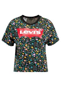 Musta kukkakuosisella t-paidalla, jossa on lyhyet hihat ja punainen Levi's-logo. Kuvio sisältää pieniä värikkäitä kukkia tummalla taustalla.