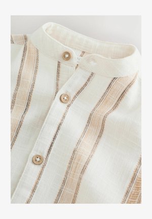 Camisa ligera de algodón con base blanca, rayas verticales en beige y negro, cuello mandarín y botones de madera en la tapeta.