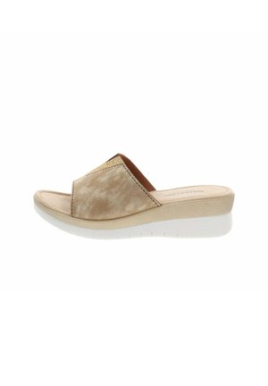 Sandalia beige abierta en la puntera, tipo slip-on, con suela baja de cuña y una amplia tira de ante con detalles de costura.
