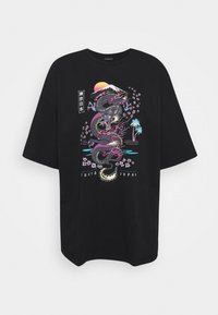Černé oversized tričko s barevným grafickým ztvárněním draka, sakurami a západem slunce s horou Fuji. Na tričku je nápis "Tokio Japonsko."