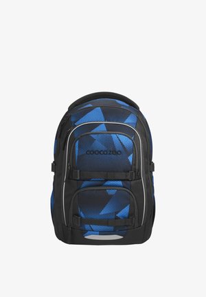 Sac à dos bleu et noir avec motif géométrique, plusieurs compartiments zippés, bretelles ajustables, et le nom de la marque "coocazoo" à l'avant.