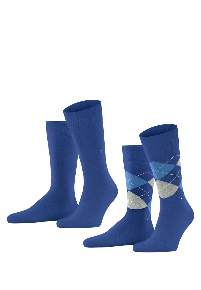 Juego de cuatro calcetines azules con un color sólido y un patrón de argyle con diamantes en azul claro y gris. Fabricados en un material suave y elástico.