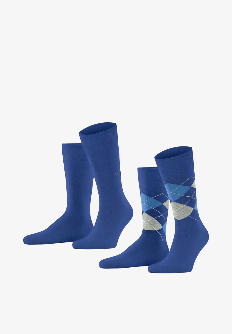 Juego de cuatro calcetines azules con un color sólido y un patrón de argyle con diamantes en azul claro y gris. Fabricados en un material suave y elástico.